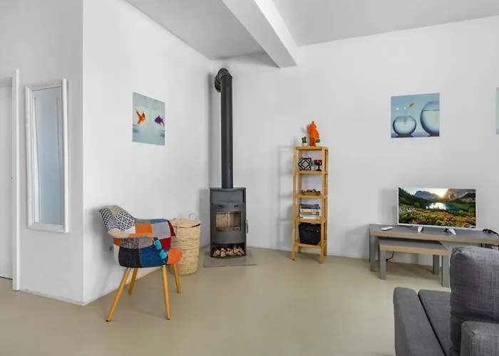 בית נופש 4 Bedroom Stunning In