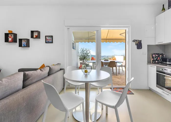 בית נופש 4 Bedroom Stunning In *