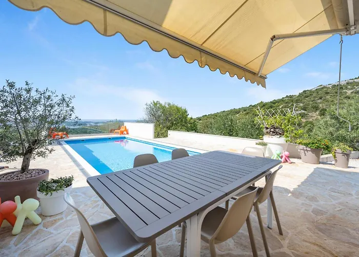 4 Bedroom Stunning In בית נופש Jarebinjak