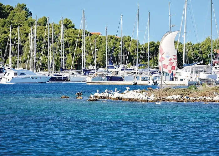 4 Bedroom Stunning In בית נופש Jarebinjak